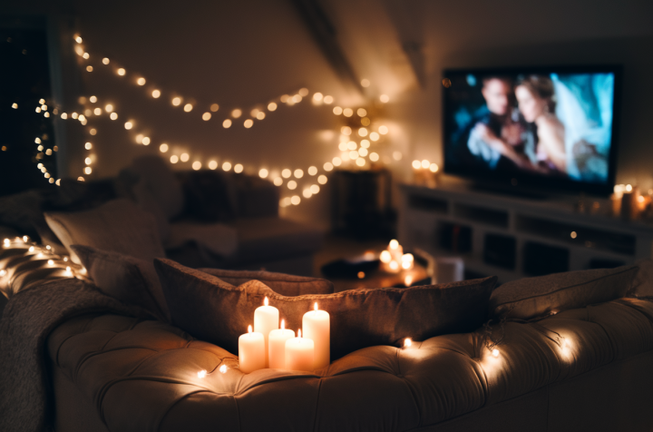 Comment organiser une soirée cinéma romantique avec la lingerie adéquate ?