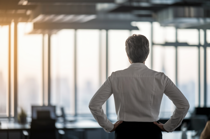 Création d'entreprise après 50 ans : défis spécifiques et solutions adaptées